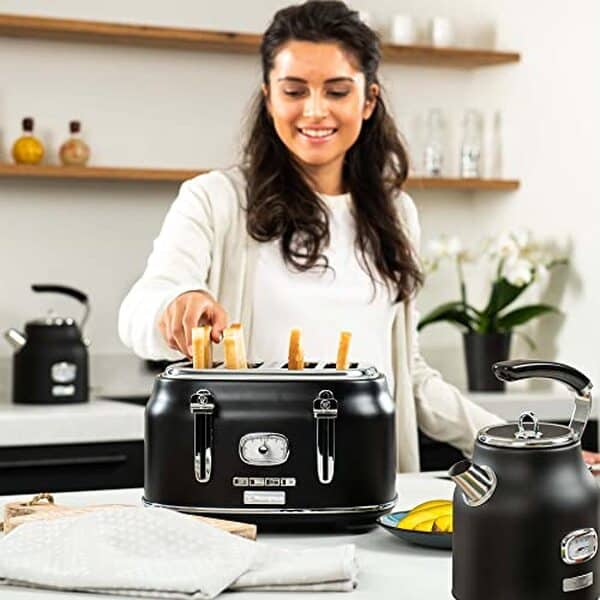 Découvrez notre test détaillé du grille-pain et bouilloire Westinghouse Retroline 4 fentes noir. Avis, caractéristiques et performances de cet appareil rétro pour votre cuisine. 