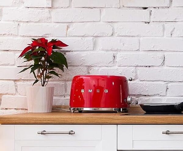 Découvrez notre test détaillé du grille-pain Smeg TSF01RDUK rouge 950 W : caractéristiques, performances et avis pour bien choisir votre grille-pain design. 