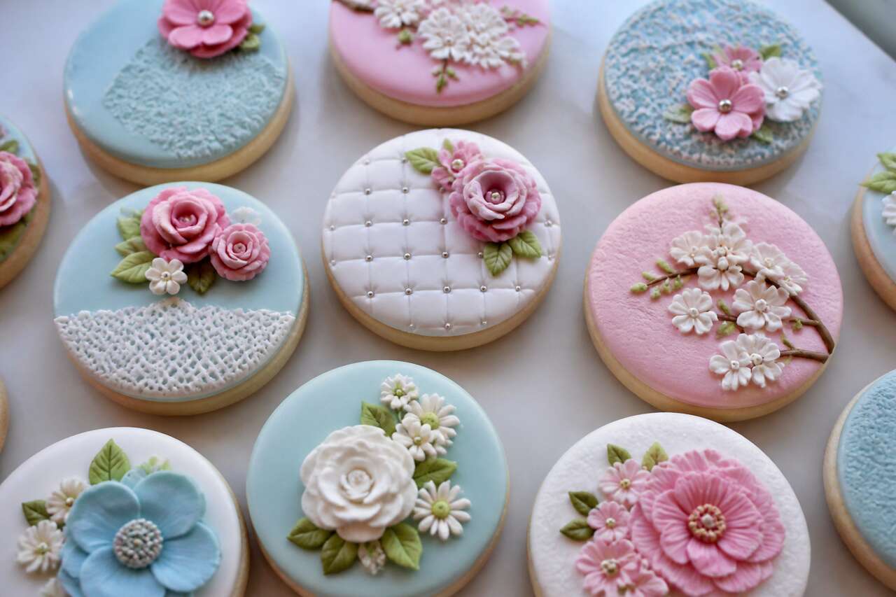 Coller la p&acirc;te &agrave; sucre sur un biscuit: m&eacute;thodes, dosages et erreurs &agrave; &eacute;viter