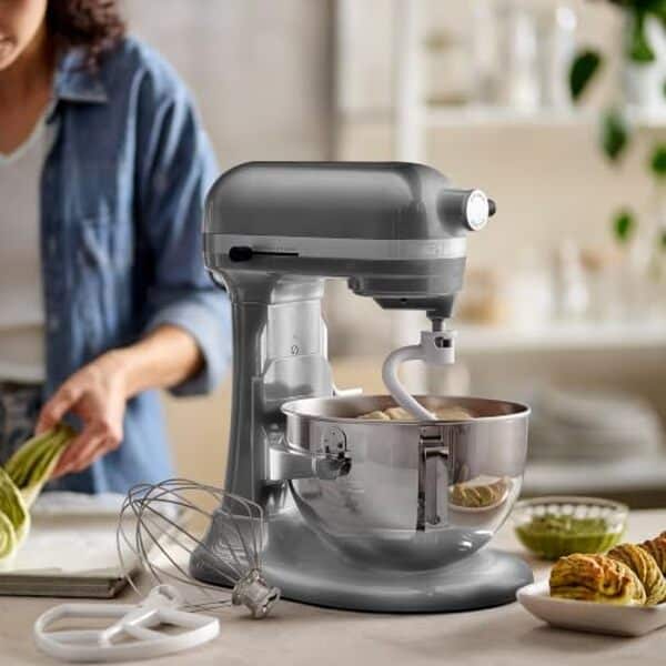 Découvrez notre test complet du robot pâtissier KitchenAid heavy duty 5, 2 l : performances, avantages et avis pour choisir le meilleur robot de cuisine. 