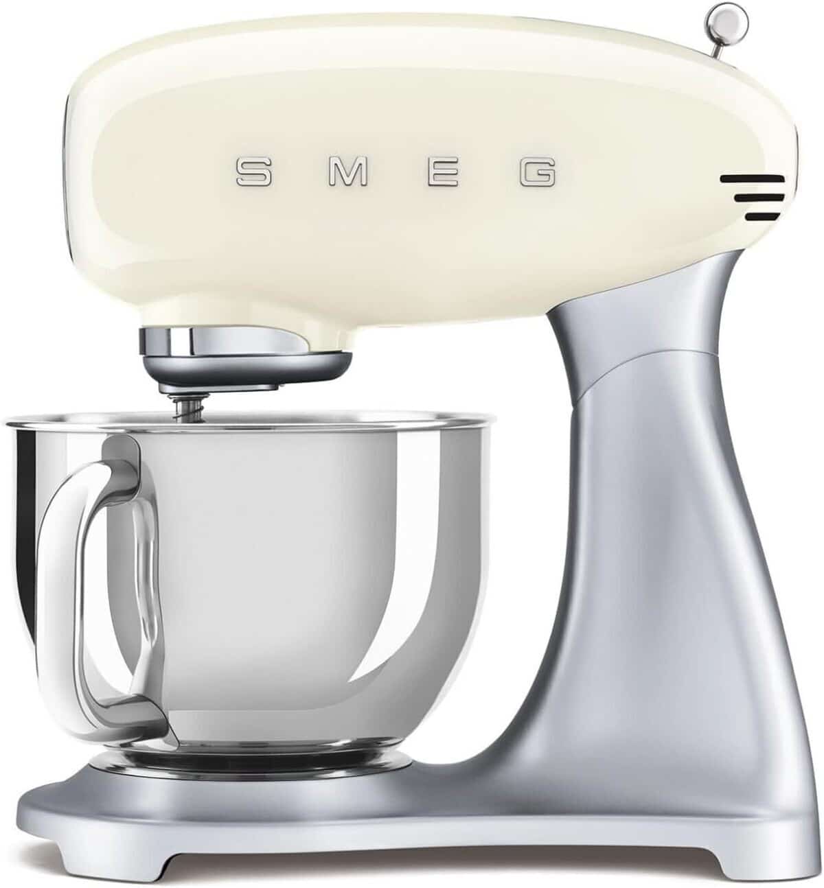 Test du robot pâtissier Smeg SMF02CREU : 800W de puissance et design crémeux